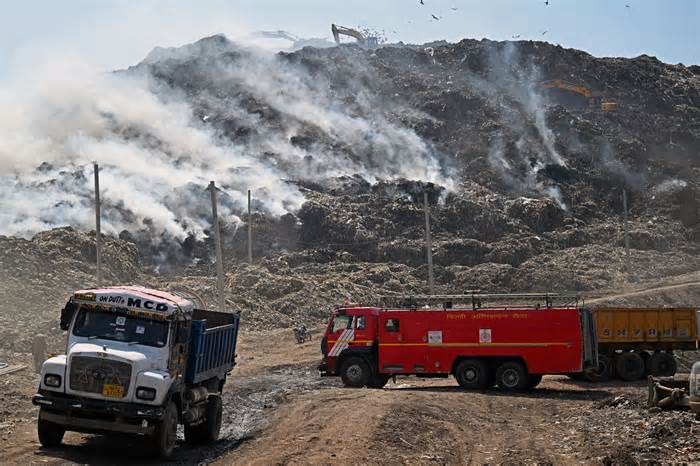 Thủ đô Ấn Độ ngạt thở vì cháy núi rác