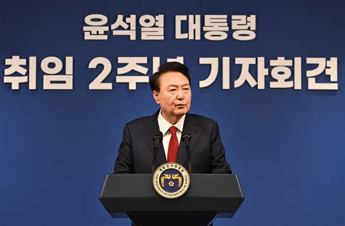 Tổng thống Hàn Quốc xin lỗi vì hành động 'thiếu sáng suốt' của vợ