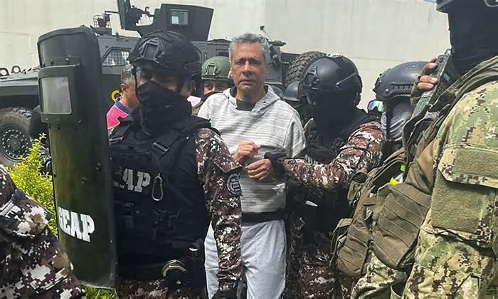 Cựu phó tổng thống Ecuador cầu cứu