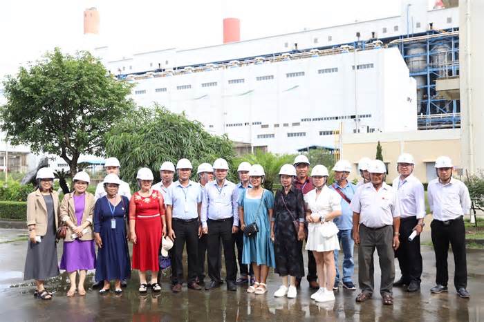 Người dân Bình Thuận thăm quan các Nhà máy Nhiệt điện phía Bắc