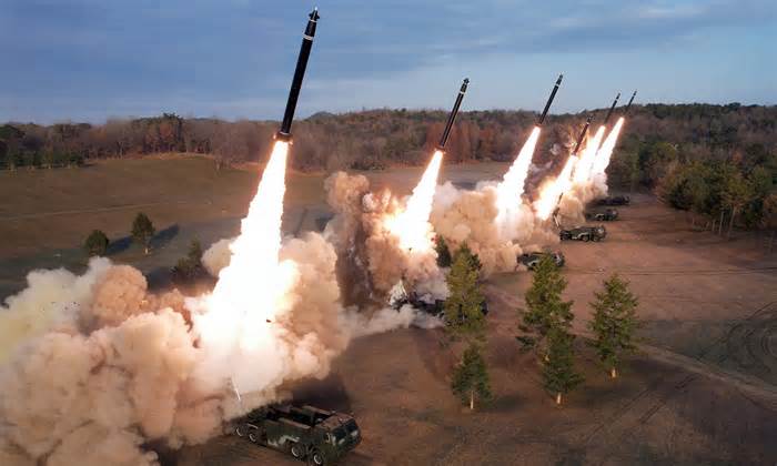 Ông Kim Jong-un chỉ đạo diễn tập pháo phản lực siêu lớn