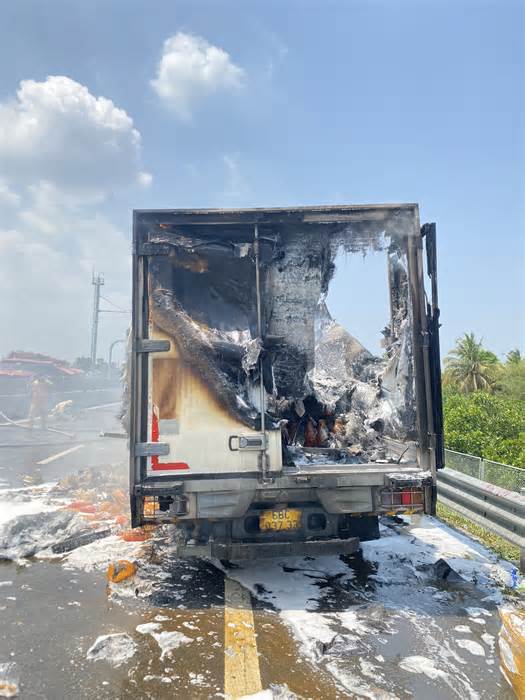 Xe tải bốc cháy dữ dội trên cao tốc Trung Lương - Mỹ Thuận