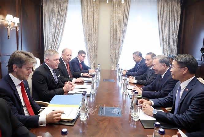 Tổng Bí thư Tô Lâm gặp Thủ tướng Slovakia Robert Fico