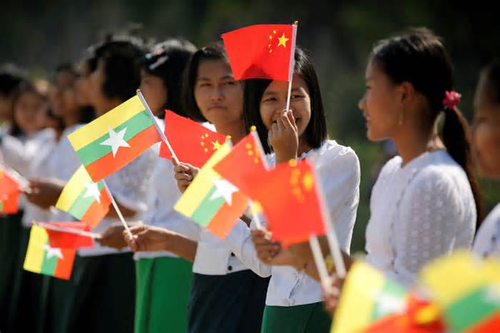 120 chiếc xe chở hàng từ Trung Quốc vào Myanmar bị tấn công, thiêu rụi
