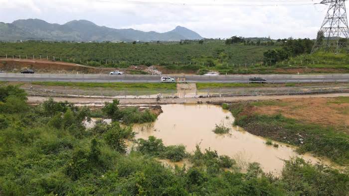 Ngập cao tốc Dầu Giây - Phan Thiết: Ai lại đổ lỗi cho dòng sông?