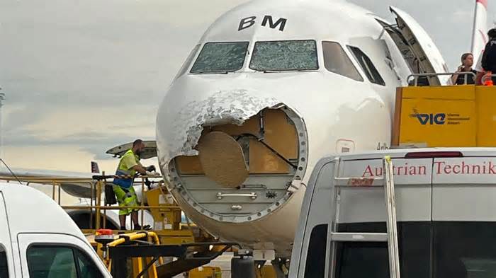 Máy bay bị vỡ mũi vì mưa đá