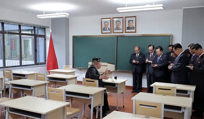 Triều Tiên lần đầu xếp ảnh ông Kim Jong-un ngang hàng với hai cố lãnh đạo