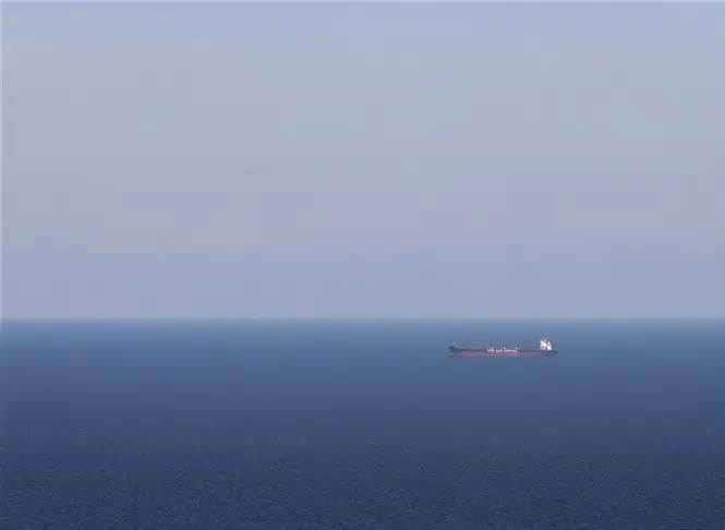 Những con tàu chở ngũ cốc không mắc kẹt, rời cảng Ukraine ra khơi trên Biển Đen