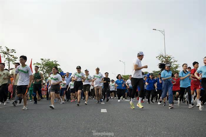 Đà Nẵng: Hàng ngàn người tham gia chạy bộ bên sông Hàn