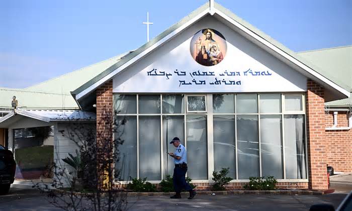 Australia truy tố thiếu niên đâm dao trong nhà thờ tội khủng bố