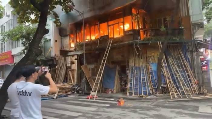 Quán cà phê ở phố cổ Hà Nội bốc cháy ngùn ngụt