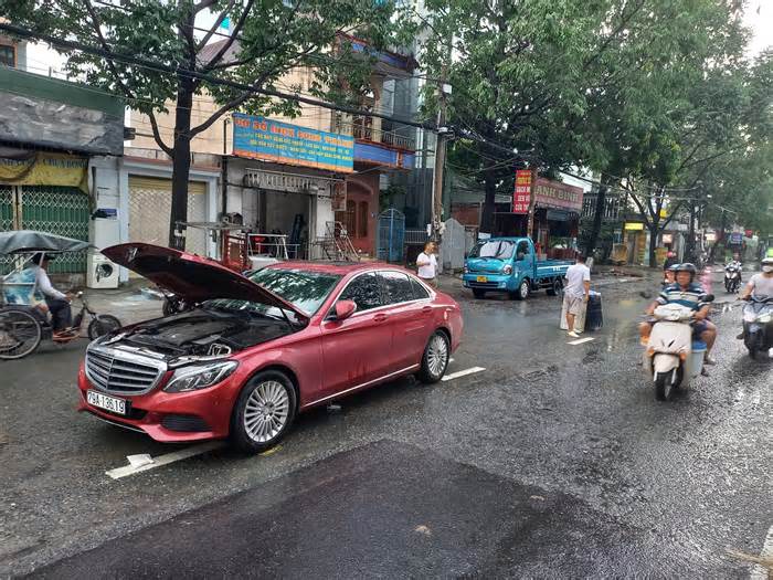 Đồng Nai mưa ngập khiến giao thông hỗn loạn, xe ô tô chết máy giữa đường