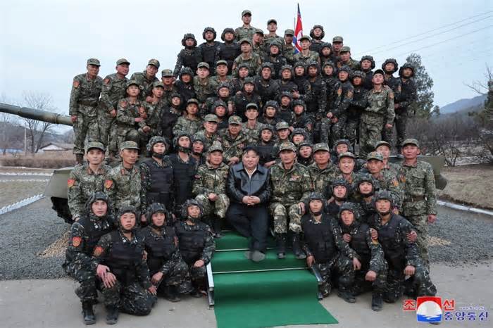 Chủ tịch Triều Tiên kêu gọi lực lượng xe tăng nâng cao sức chiến đấu