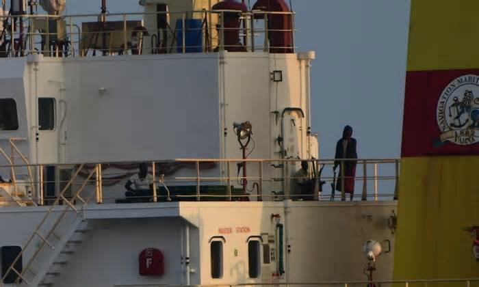 Hải quân Ấn Độ chặn tàu hàng bị cướp biển Somalia bắt