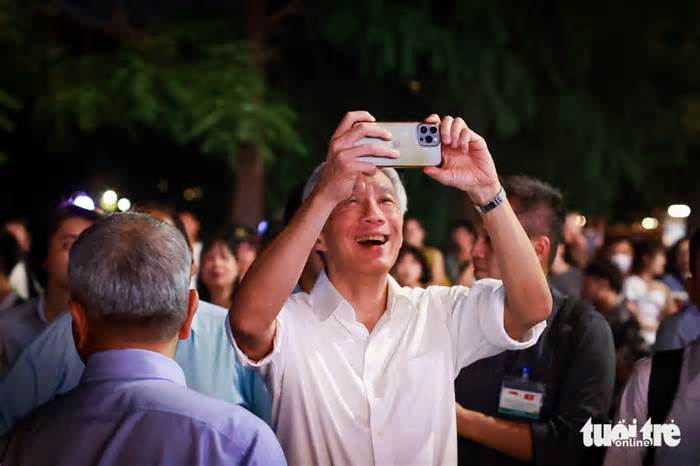 Thủ tướng Singapore Lý Hiển Long dạo hồ Gươm, ăn món Việt