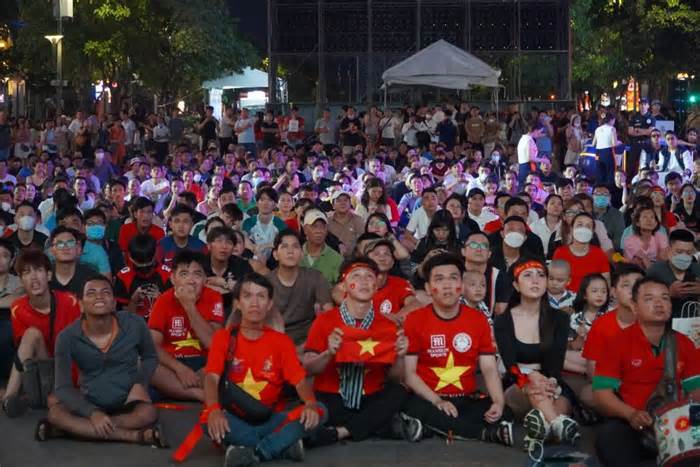 Phố đi bộ Nguyễn Huệ đông nghịt người cổ vũ cho đội tuyển Việt Nam
