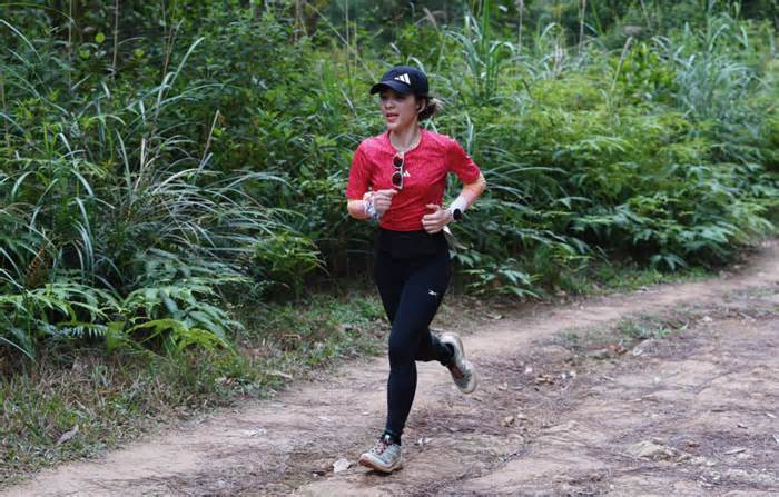 Nữ runner thắng giải trail gần một tháng sau tai nạn