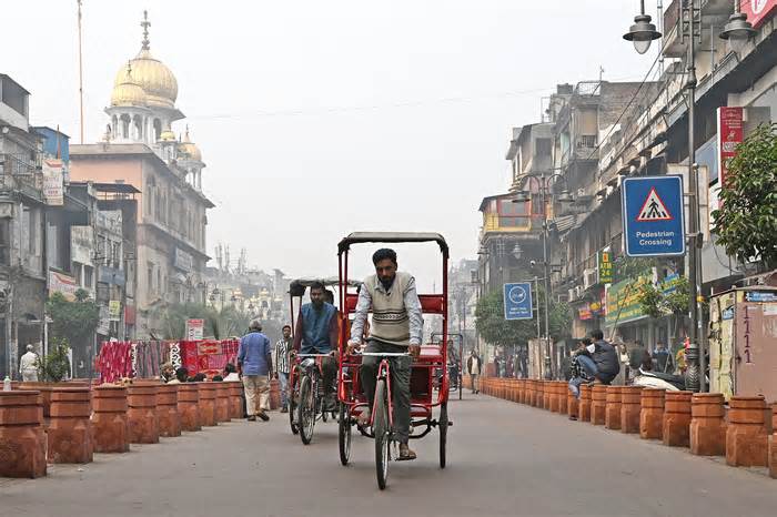 Hai thế giới giàu - nghèo giữa khói mù Delhi