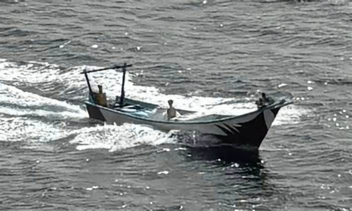 Houthi ngụy trang xuồng tự sát thành thuyền đánh cá để tập kích tàu hàng