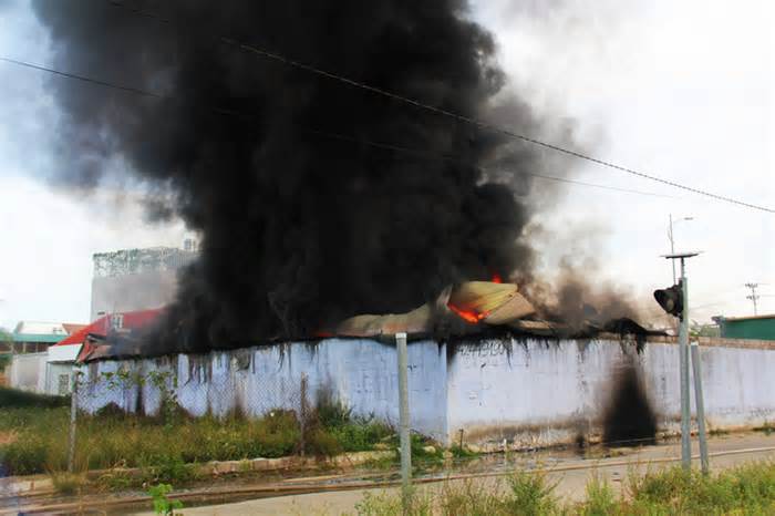 Cháy kho nhựa ở Khánh Hòa, cột khói đen cao hàng chục mét