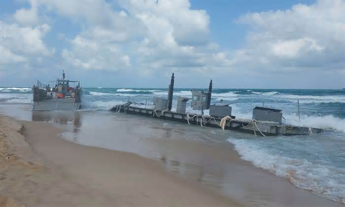 Tàu đổ bộ Mỹ mắc cạn gần cầu tàu viện trợ Gaza