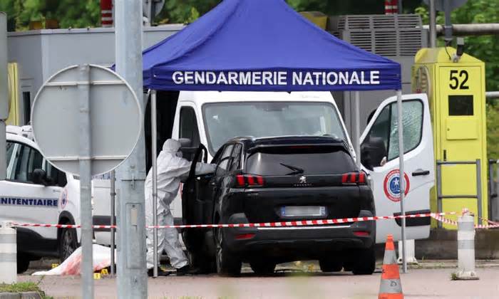 Pháp tung quân truy lùng nhóm sát hại quản ngục, cướp xe tù