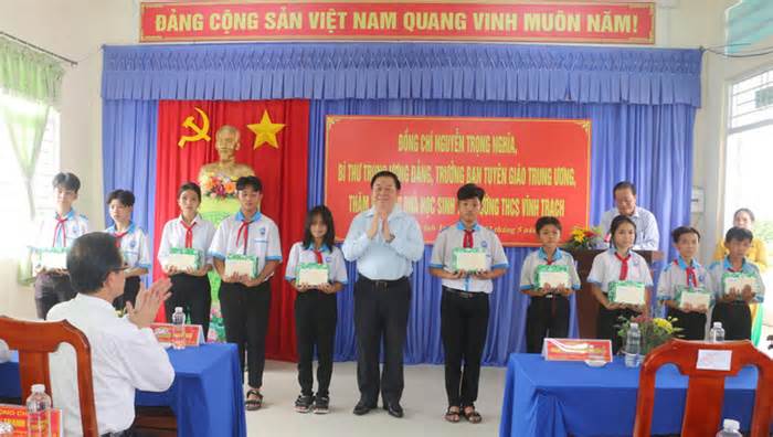 Trưởng ban Tuyên giáo Trung ương Nguyễn Trọng Nghĩa làm việc, tặng quà hộ nghèo ở An Giang