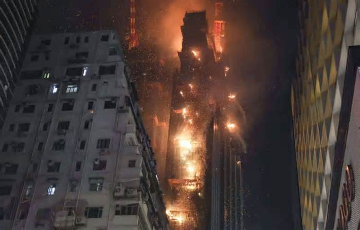 Cháy lớn tại tòa nhà 42 tầng đang xây dựng ở Hong Kong