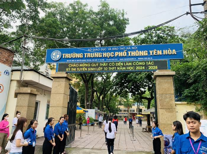 Áp lực trước kì thi: Con tranh thủ ôn bài, mẹ ở bên động viên