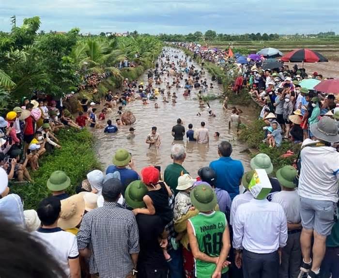 Hải Dương: Hàng trăm người lội sông bắt cá, nghìn người reo hò cổ vũ