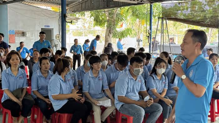 Tuyên truyền BHXH cho đoàn viên, người lao động ở Khu công nghiệp Long Đức