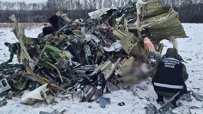 Ukraine nói máy bay Nga rơi chở tên lửa, chứ không phải tù nhân