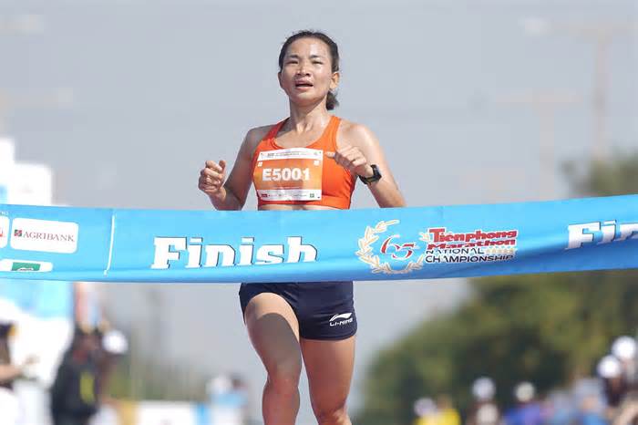 Nhà vô địch Tiền Phong Marathon Nguyễn Thị Oanh được người dân chào đón nồng nhiệt