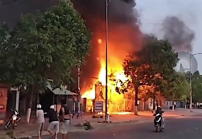 Vụ cháy kho tạm giữ xe tang vật ở Bình Thuận là do tàn thuốc lá bay vào nơi hút xăng