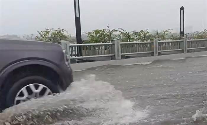 Người Hà Nội ‘bơi’ trên cầu Vĩnh Tuy trong cơn mưa giờ tan tầm