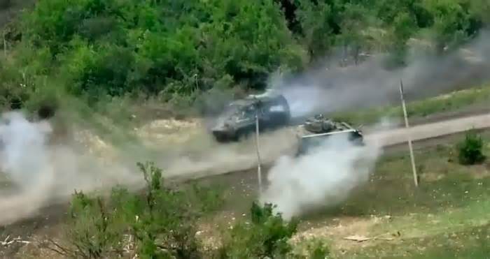 Ukraine tung video M2 Bradley của Mỹ cận chiến BTR-82A của Nga
