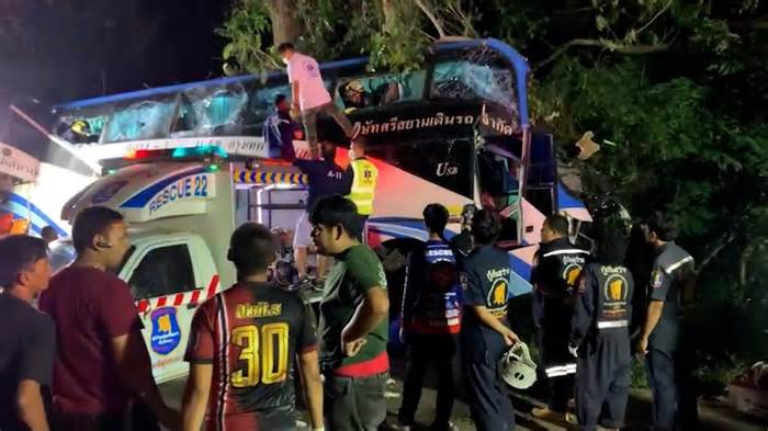 Xe khách lao vào cây ở Thái Lan, 14 người thiệt mạng