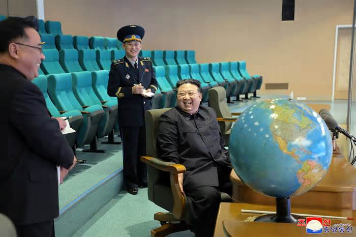 Ông Kim Jong-un xem ảnh vệ tinh 'vùng mục tiêu' ở Hàn Quốc