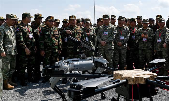 Trung Quốc khoe robot chó vũ trang trong diễn tập tại Campuchia