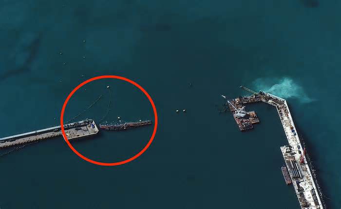 Nga lập rào chắn bằng sà lan bảo vệ quân cảng Biển Đen