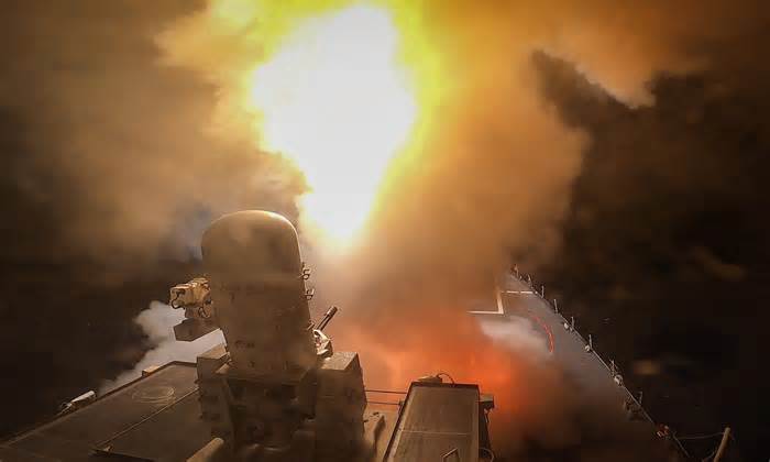 Mỹ tấn công phủ đầu tên lửa diệt hạm của Houthi