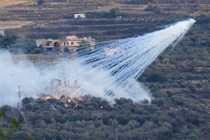 Israel bị tố bắn đạn photpho trắng vào nhà dân ở Lebanon
