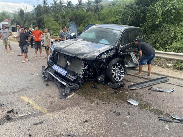 Ô tô biển số xanh chở giám đốc Sở Tư pháp tỉnh Khánh Hòa gặp tai nạn