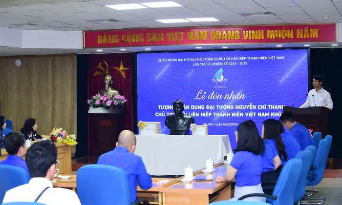 Trung ương Hội LHTN Việt Nam đón nhận tượng chân dung Đại tướng Nguyễn Chí Thanh
