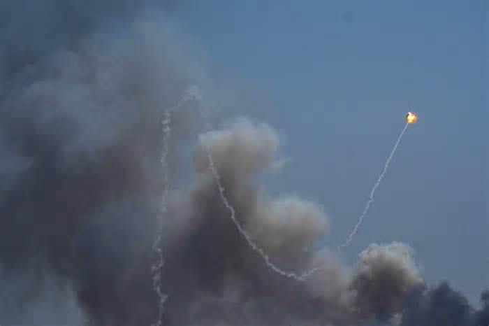 Nhóm Hezbollah giội mưa rocket vào Israel