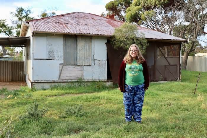 Người phụ nữ Australia bỏ phố về quê trong ngôi nhà không điện, nước