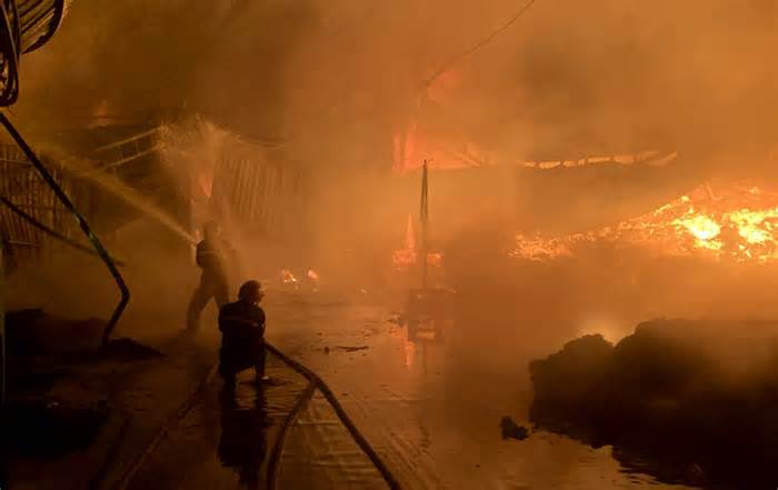 Cháy ngùn ngụt kho phế liệu rộng gần 500m2 ở An Giang