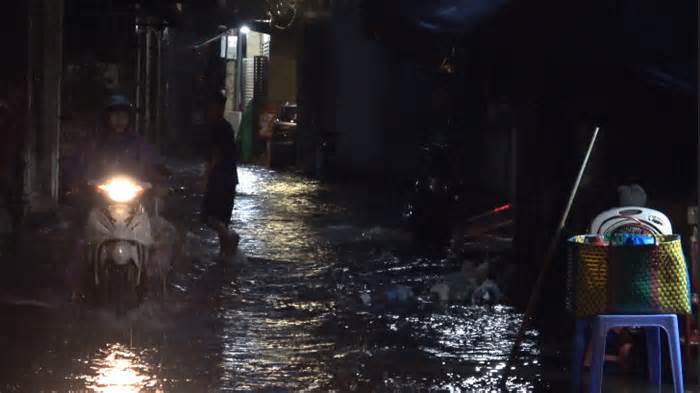 Mưa lớn, nhiều tuyến phố ở Hà Nội ngập úng cao đến cửa nhà