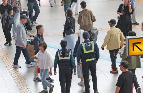 Dọa đâm chết 50 người ở ga Seoul, cảnh sát Hàn Quốc tăng tuần tra