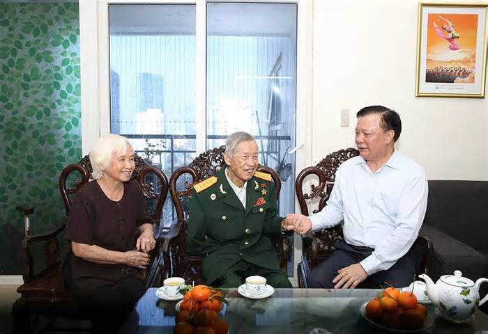 Bí thư Thành ủy Hà Nội thăm hỏi, tặng quà Anh hùng La Văn Cầu